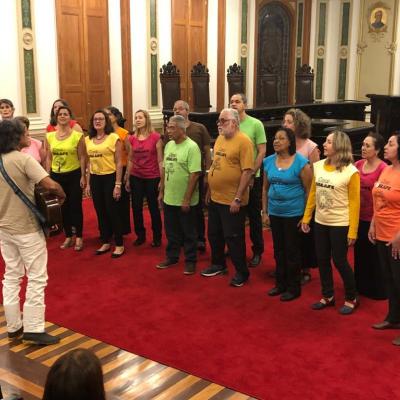 O coral junto cantando