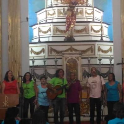 Coralistas cantando em Vassouras