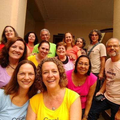 Coral reunido na escadaria