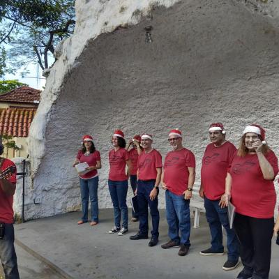 O coral pronto para se apresentar 