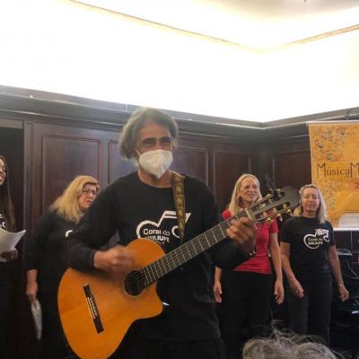 O maestro Edu Feijó com os integrantes do coral