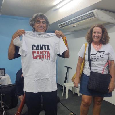 apresentação. coralistas de camisetas vermelhas e brancas cantando