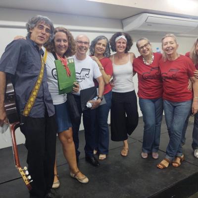 apresentação. coralistas de camisetas vermelhas e brancas cantando