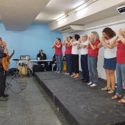 apresentação. coralistas de camisetas vermelhas e brancas cantando