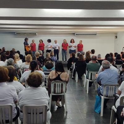 apresentação. coralistas de camisetas vermelhas e brancas cantando