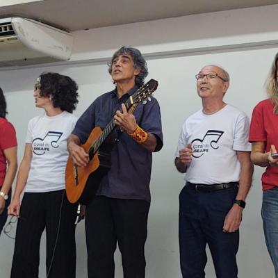 apresentação. coralistas de camisetas vermelhas e brancas cantando