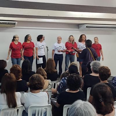 apresentação. coralistas de camisetas vermelhas e brancas cantando