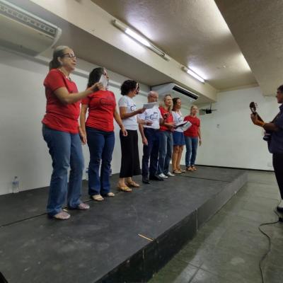 apresentação. coralistas de camisetas vermelhas e brancas cantando