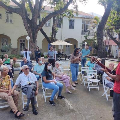 O coral pronto para se apresentar 