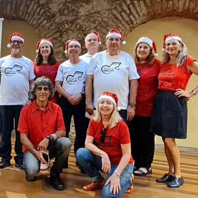 O coral junto com o organizador do música no Museu, Sérgio da Costa e Silva