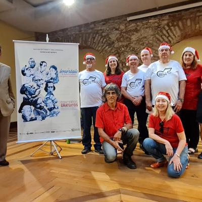 O coral junto com o organizador do música no Museu, Sérgio da Costa e Silva