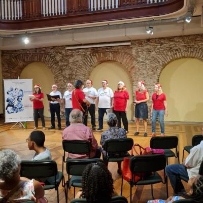 O coral junto com o organizador do música no Museu, Sérgio da Costa e Silva