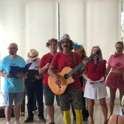 maestro com violão e integrantes