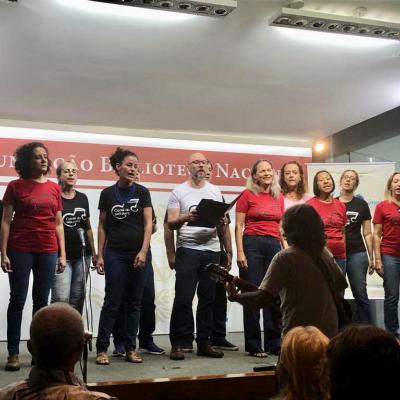 O coral se apresentando