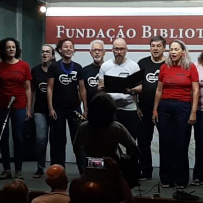 mais uma foto do coral se apresentando