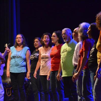 o coral se apresentando. lateral