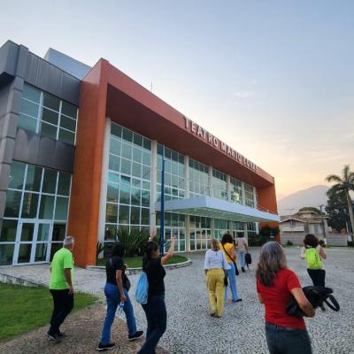 Coralistas endando em direção ao prédio do teatro