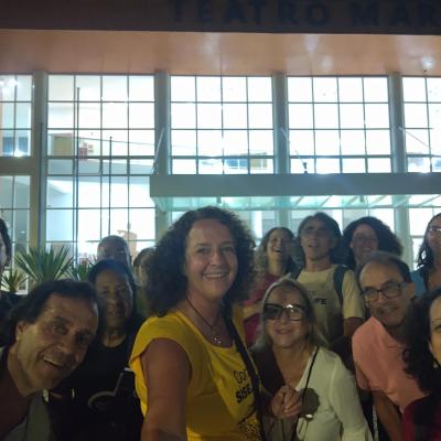 Todos posando em frente ao teatro
