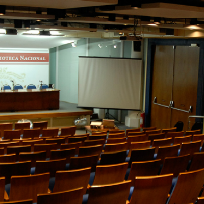 Foto do auditório vazio