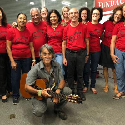 Foto posada dos integrantes com o maestro à frente