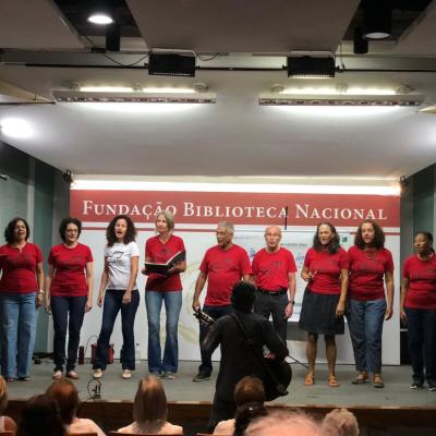 o coral se apresentando