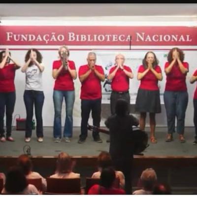 o coral se apresentando