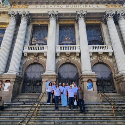 A gente cantou na Biblioteca, mas tirou foto na entrada do Municipal