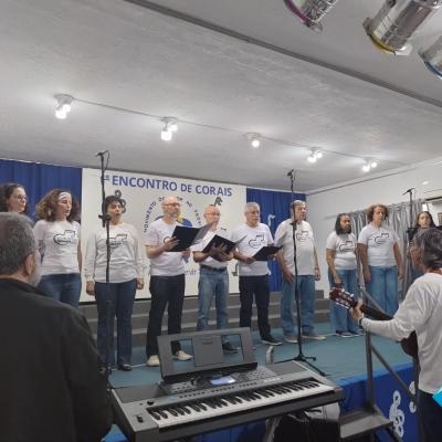 Coral se apresentando no palco