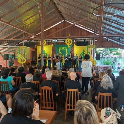 Plateia com palco ao fundo 