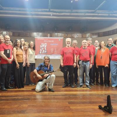 Foto do maestro com o Coral do Sisejufe e o Coral da Urca