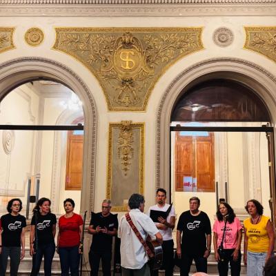 Coral se apresentando no hall do CCJF