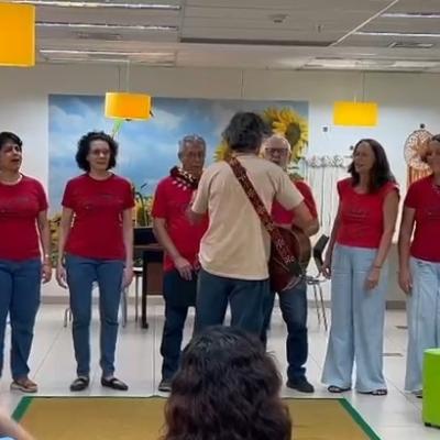 Coral se apresentando, todos vestidos de vermelho