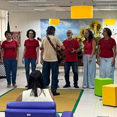 Coral se apresentando, todos vestidos de vermelho