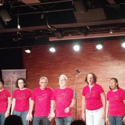 coral se apresentando de vermelho