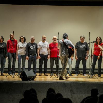 Coral se apresentando de frente