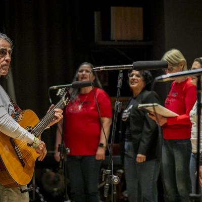 Maestro Eduardo regendo o coral